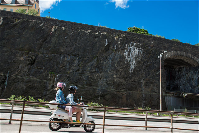 Två på en scooter